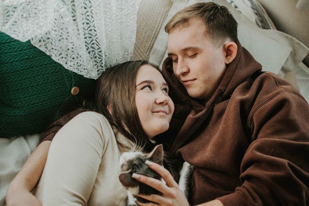 Люди рядом с кошкой