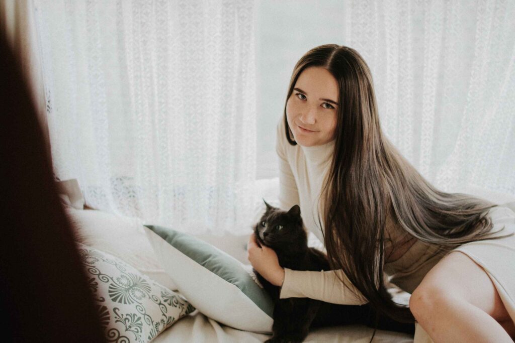 Кошка рядом с людьми